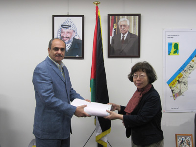 Permanent General Mission of Palestine: We presented cotton sheeting for the painting.