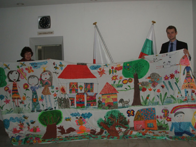 Embassy of the Republic of Bulgaria: The cotton sheeting painted by the children of  the Republic of Bulgaria has come back to us.