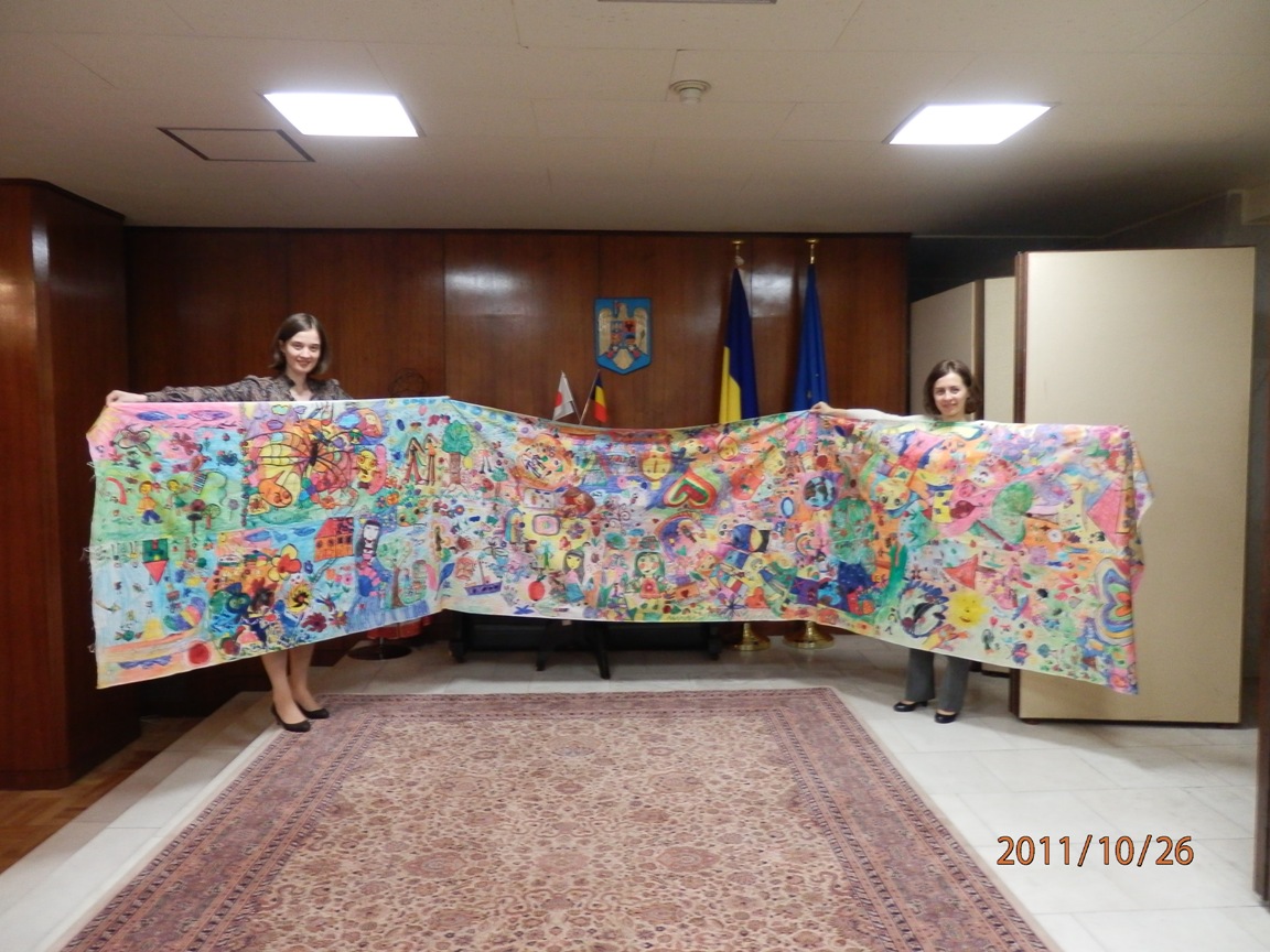 Embassy of the Grand-Duchy of Luxembourg: The cotton sheeting painted by the children of Luxembourg has come back to us.