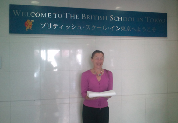 British Embassy: We visited British School in Tokyo and presented cotton sheeting for the painting.