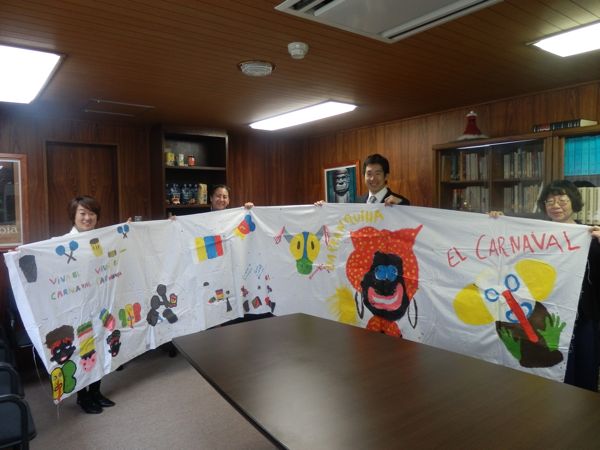 Embassy of the Republic of Colombia: The cotton sheeting painted by the children of Colombia has come back to us.