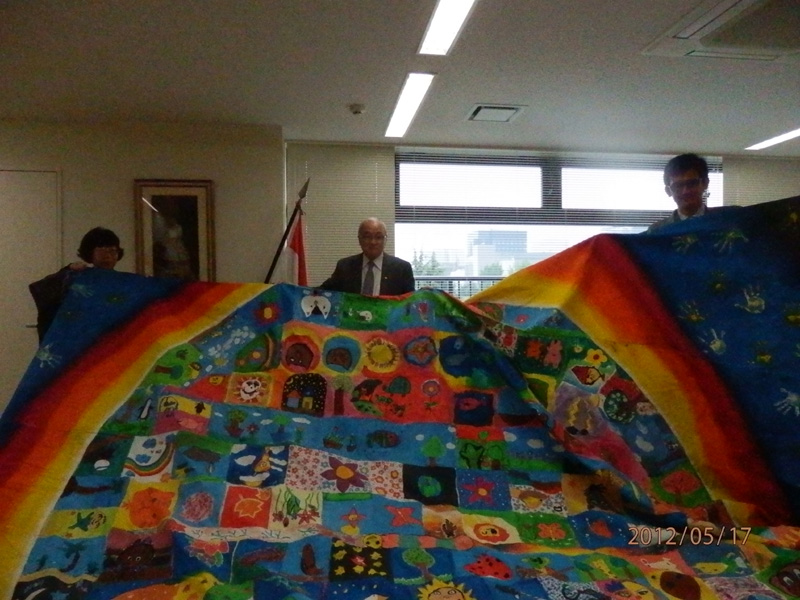 The cotton sheeting painted by the children of Paraguay has come back to us.