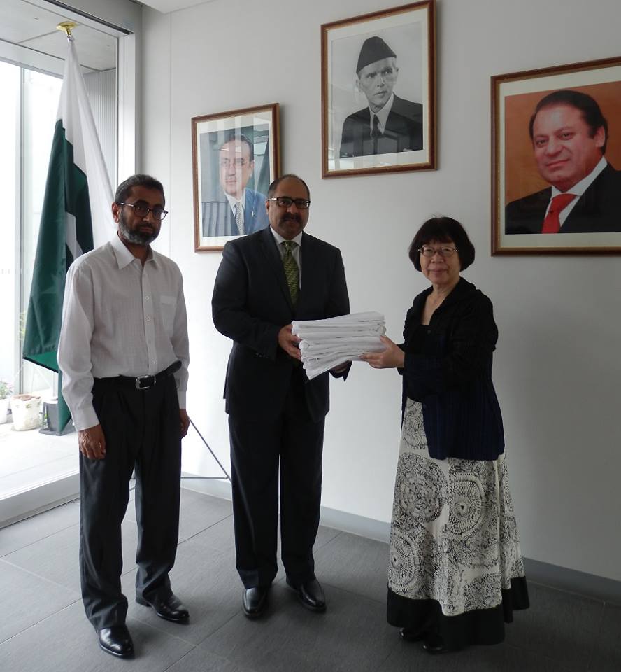 Embassy of the Islamic Republic of Pakistan: We presented cotton sheeting for the painting.