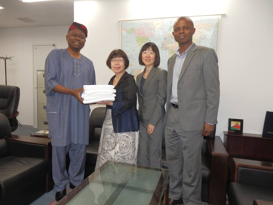 Embassy of the Federal Republic of Nigeria: We presented cotton sheeting for the painting.