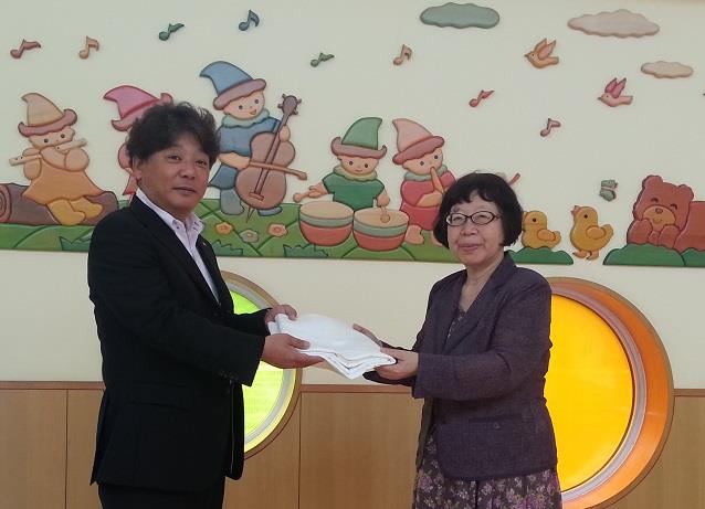 Visited the Korobokkuru kindergarten, Noboribetsu City, Hokkaido, with Ms. Shirata and handed the cloth of the Biggest Painting in the World to a director teacher.