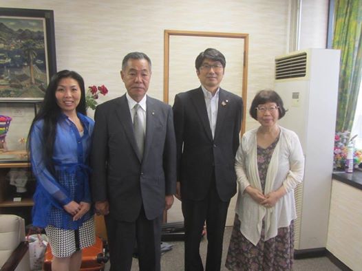 explained the world’s biggest picture to Mr. Tagami, Mayor of Tomihisa, Nagasaki City. 