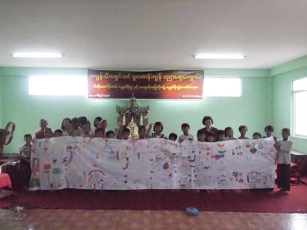 250 children of Zalon Primary & Secondary School, one of the GMI temple schools in Yangon, Myanmar, painted the Biggest Painting in the World on 5 pieces of 1 X 5m cloth and displayed the joined piece at their Myanmar Festival. It will be displayed at the Myanmar Festival to be held in October at Shiba Zojouji Temple in Tokyo.