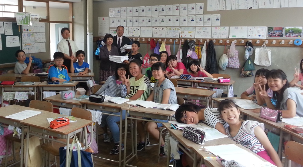 handed the cloth of the Biggest Painting in the World to the Otaru City Wakakusa Elementary School.