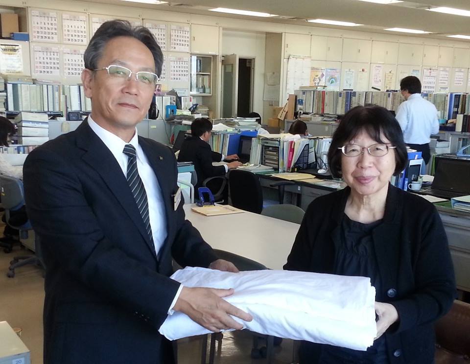 Delivered to the Department of Education of Miyagi Prefecture pieces of 5m x 5m cloth that covers 20 cities.