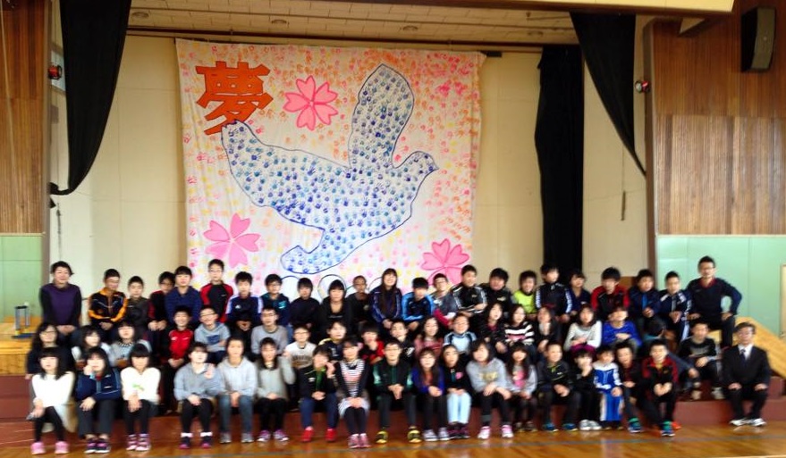The Biggest Painting in the World 2020 in Muroran City was completed at Mizumoto Primary School in Muroran City