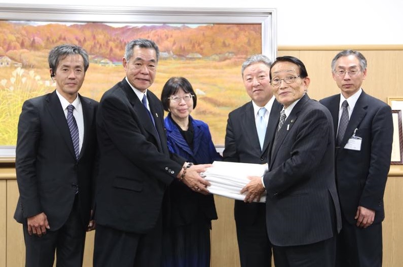 Visited the municipal office of Aki-takada City in Hiroshima to describe the Biggest Painting in the World