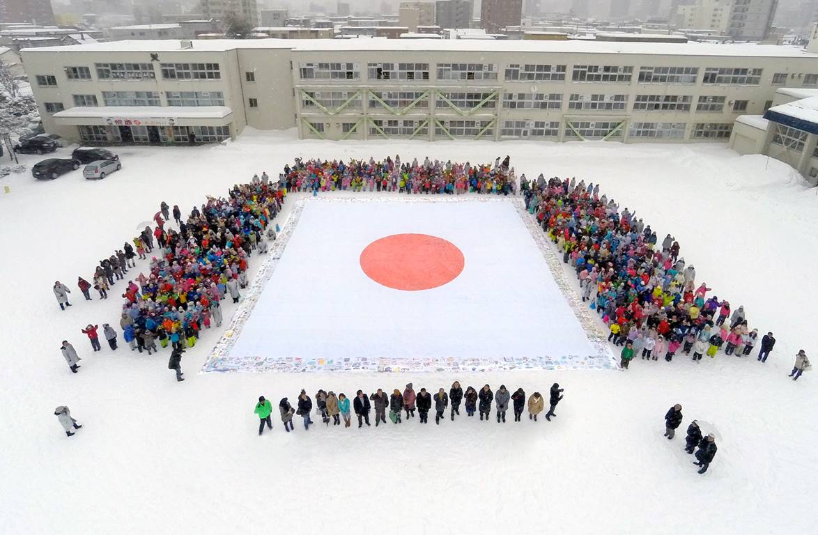 The celebration was held at Satsunishi Primary School, Sapporo City, for the Biggest Painting in the World