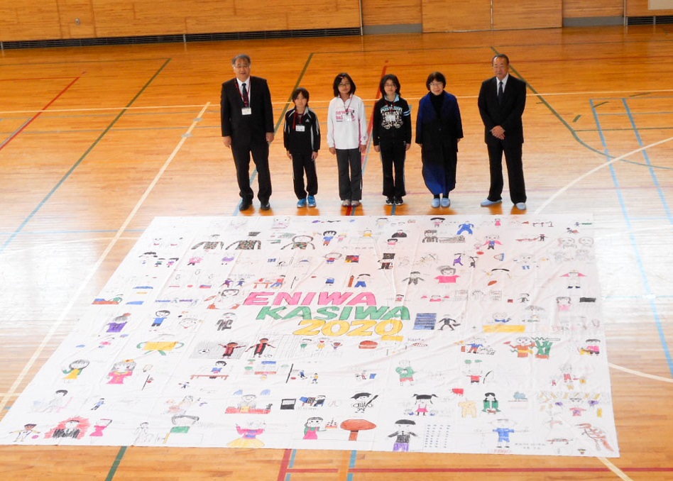 The Biggest Painting in the World 2020 in Eniwa was completed at Kashiwa elementary school in Eniwa.
