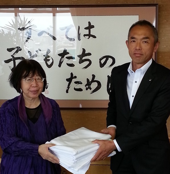 Visited the municipal office of Fukuyama City in Hiroshima to describe the Biggest Painting in the World. 