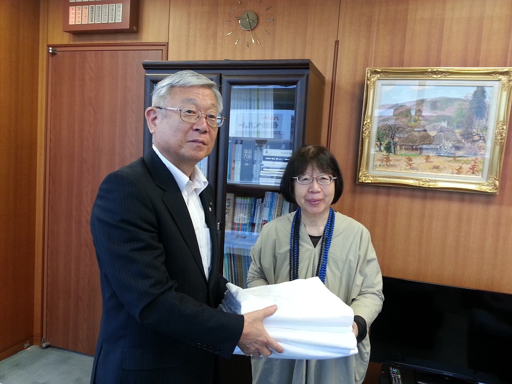 Visited the municipal office of Hatsukaichi City in Hiroshima to describe the Biggest Painting in the World.