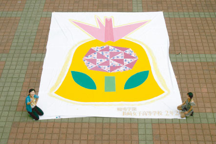 “The Biggest Painting in the World 2010 in Nagasaki” was held in cooperation with Nagasaki Peace Museum, 