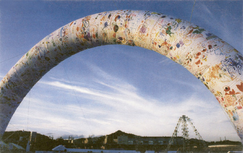 “The Biggest Painting in the World 1998 Peace Peace in Hiroshima” was held jointly hosted by the 12th Hiroshima Cultural Design Conference Neo Peace and EIP. 