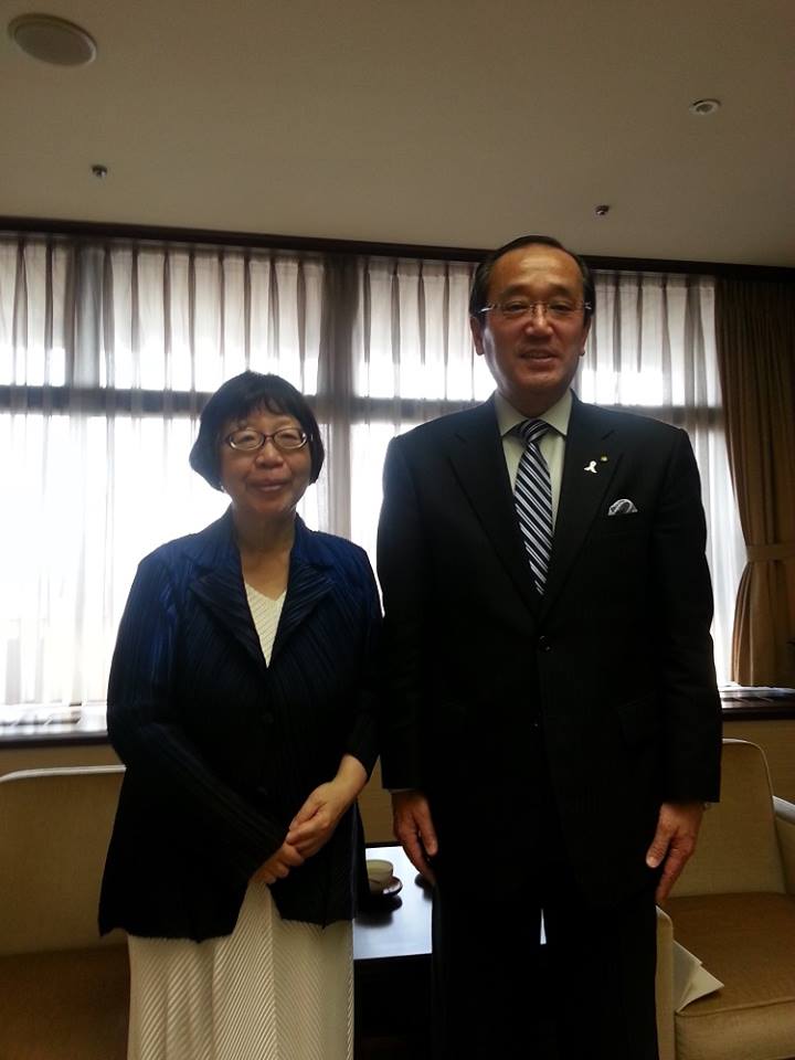 I paid a courtesy visit to Mayor Matsui at the Hiroshima City government office.