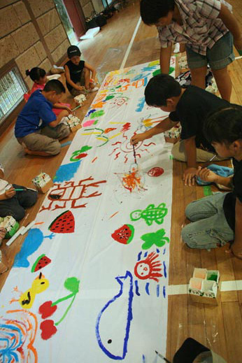“The Biggest Painting in the World 2012 in Fukushima Tamura city” was organized by the 78 children of Nishimukai Elementary school.