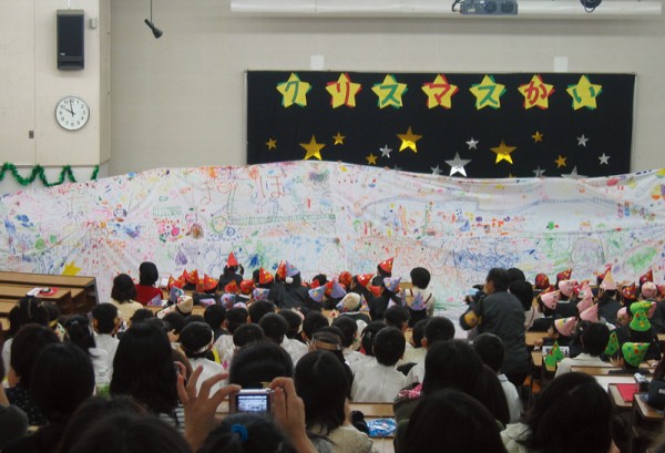 “The Biggest Painting in the World 2012 Xmas in Tokyo” was organized at the Takachiho Kindergarten in Tokyo Suginami-ku.