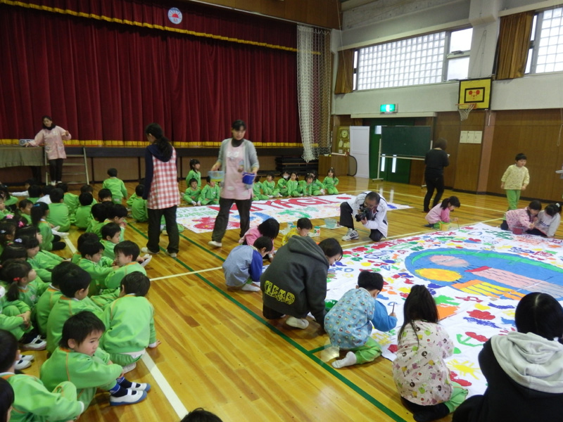 We held “The Biggest Painting in the World in Sendai” at Akebono kindergarten in Sendai in Miyagi.