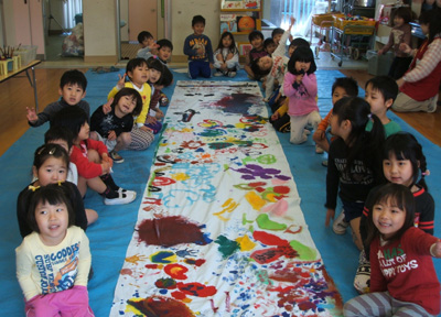 The children of Ashiwara Kindergaten, Wakayama, created “The Biggest Painting in the World 2012  Paintings from Every Prefecture in Japan, in Wakayama city”.