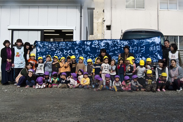 Created the Biggest Painting in the World 2012 in Tokushima with 32 children of Sumire Nursery School of Naruto City,