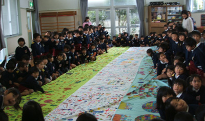 The children of Kibi Higashi/Nishi Kindergaten, Okayama, created “The Biggest Painting in the World 2012  Paintings from Every Prefecture in Japan, in Okayama city”.