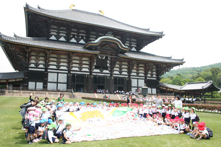 “The Biggest Painting in the World 2012 in Nara ” made by Nara City Rokujo Kindergarteners on November 22 last year was exhibited in front of Todai-ji Great Buddha Hall for Daibutsu. 