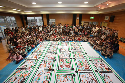 The children of Shiga Kindergaten, Otsu, created “The Biggest Painting in the World 2012  Paintings from Every Prefecture in Japan, in Otsu city”.