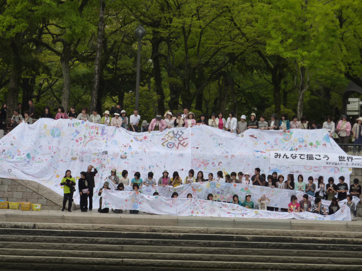 “the Biggest Painting in the World 2012 Hiroshima Flower Festival” was held