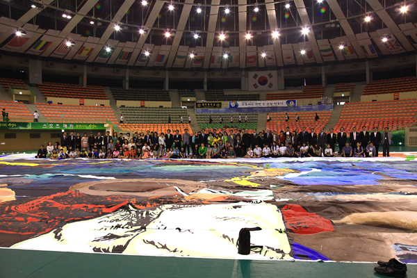 “The Biggest Painting in the World 2012 in Korea” was held at Gyeonggi-do, Republic of Korea.