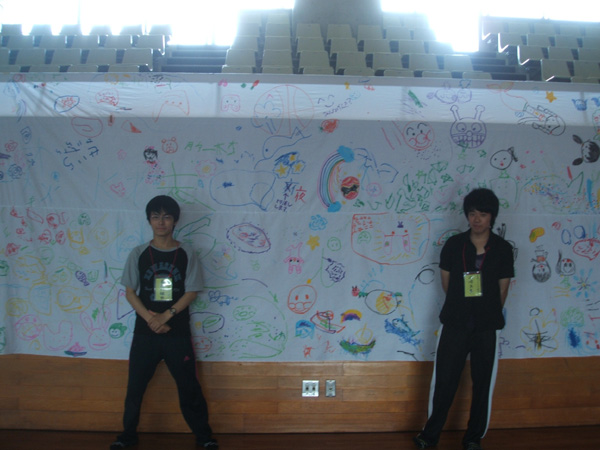 We held “The Biggest Painting in the World 2012: at Yamaguchi sports cultural center arena.