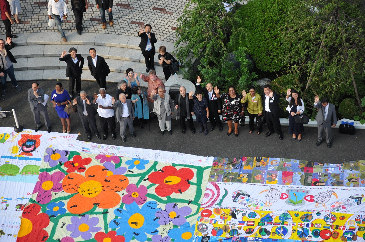 "The Biggest Painting in the World 2012" was exhibited at Showa Women's University. 
