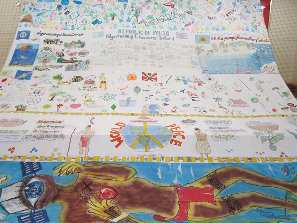 The cotton sheeting painted by the children of  Paｌau has come back to us.