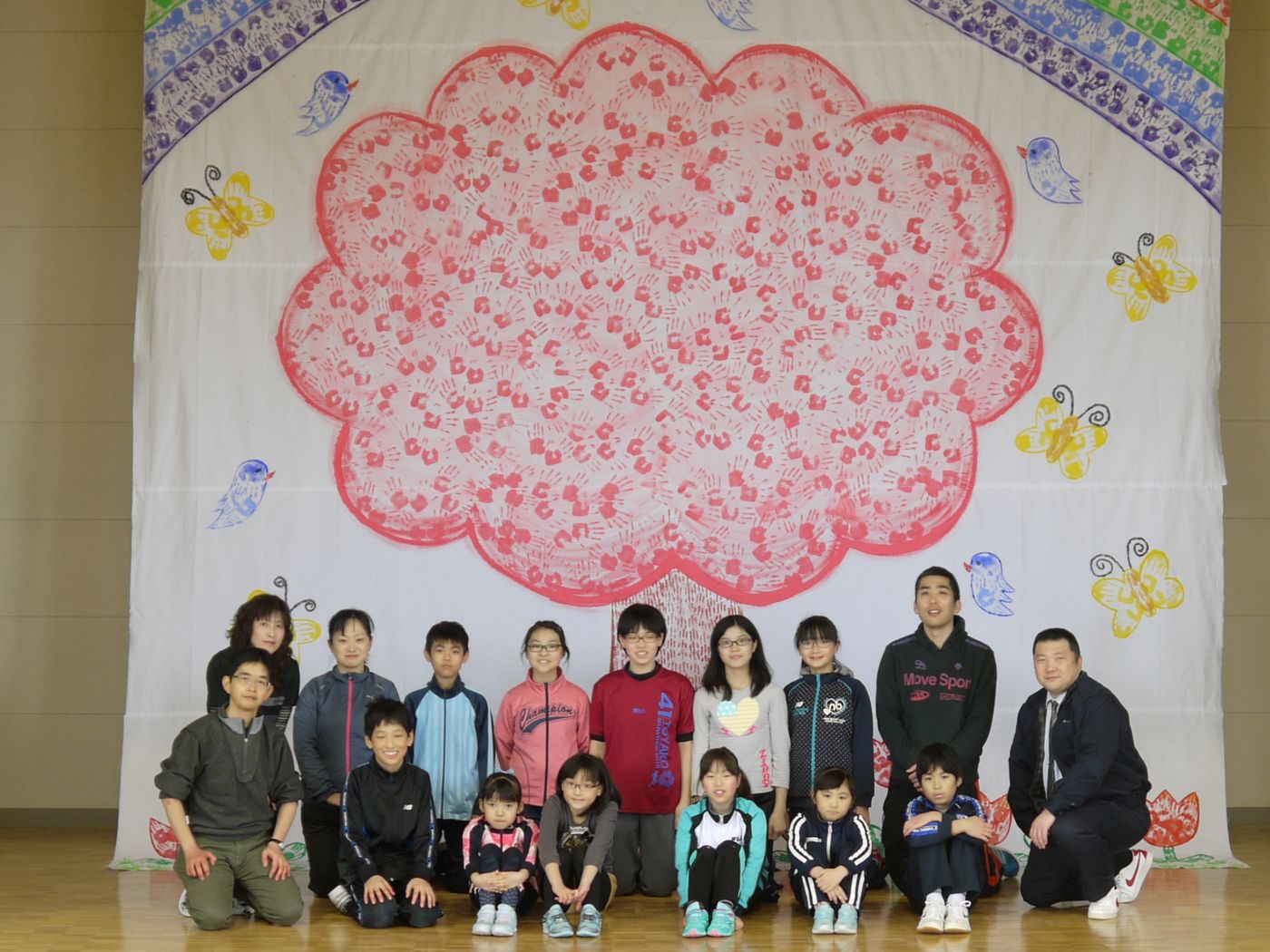2017年2月14日に北海道有珠郡壮瞥町の久保内小学校11名の全校生徒で作製した「世界一大きな絵2020壮瞥町」の写真と絵を送って頂きました。