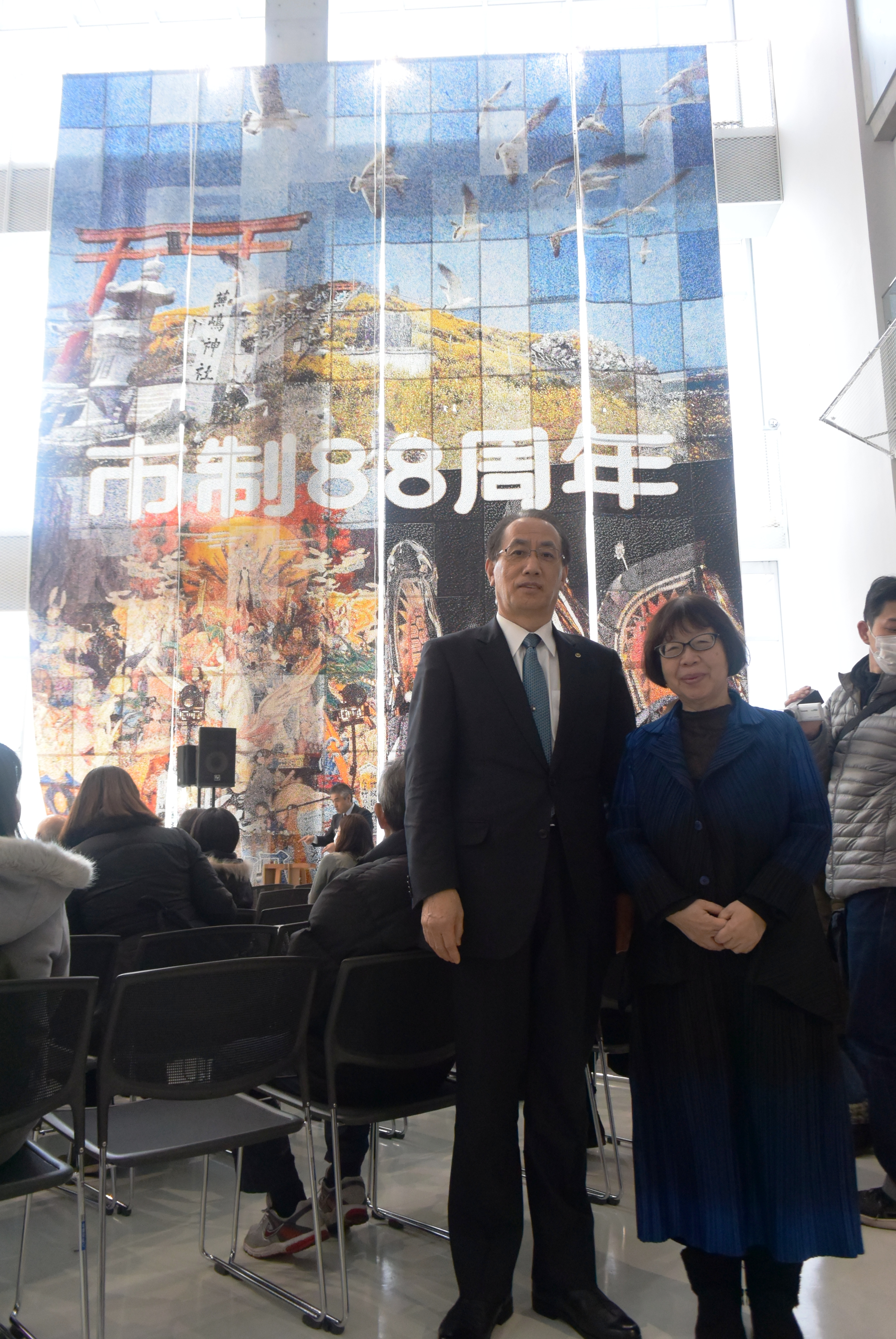 「世界一大きな絵2018八戸市 市制88周年」が披露されました。
