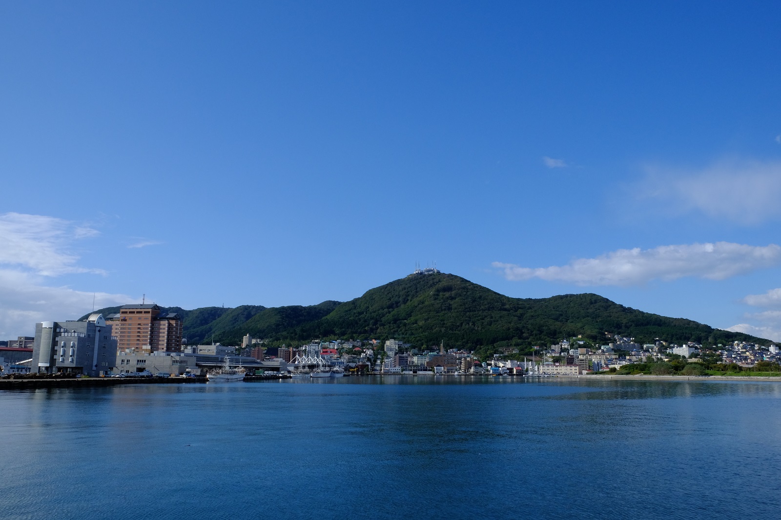 Mt_Hakodate_&_The_Hakodate_port-1_l