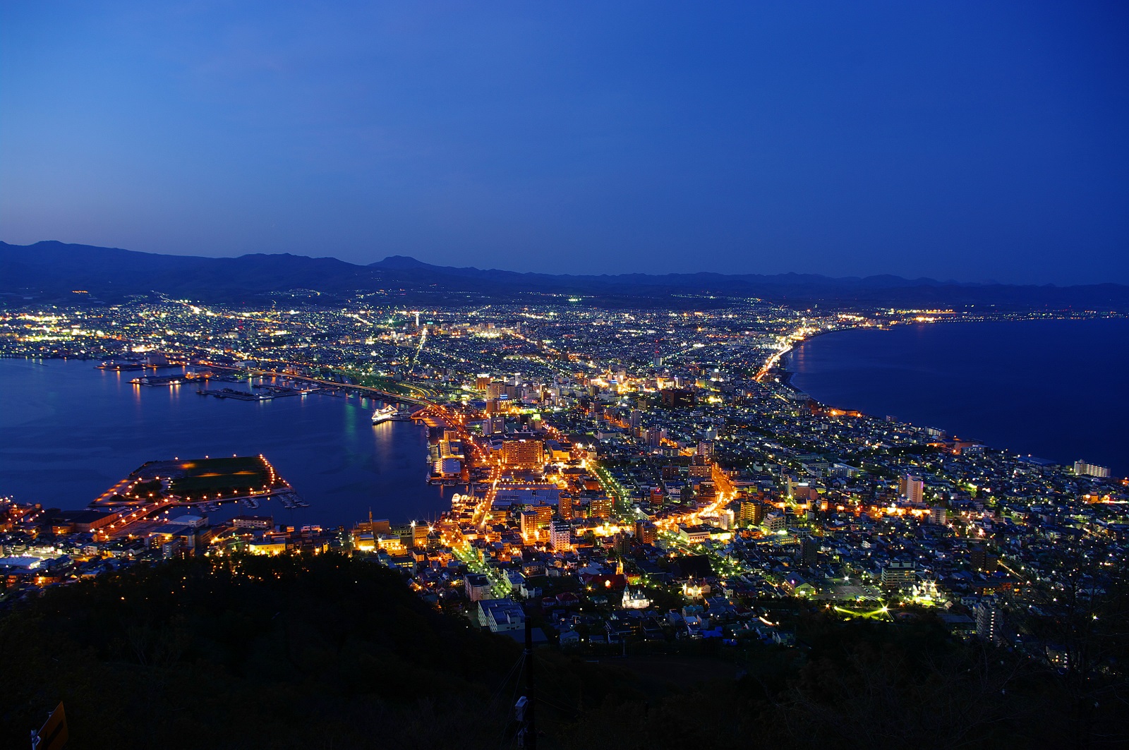 The_night_view_from_Mt_Hakodate-1-1MB_l